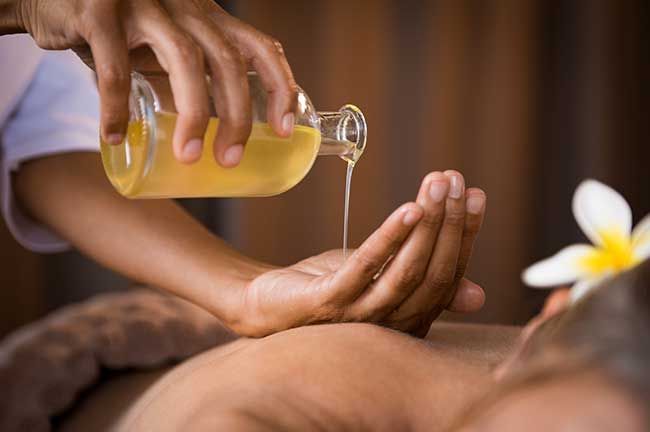 Massageöl wird für eine Behandlung vorbereitet